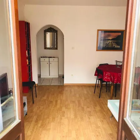 Neudorf Family Apartment *